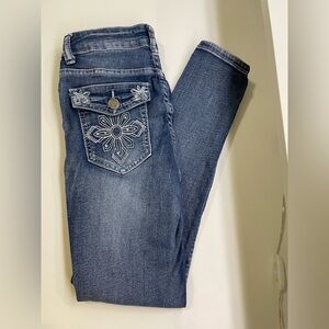 Between Us Embroidered rhinestone pockets Women's skinny Jeans Size 0